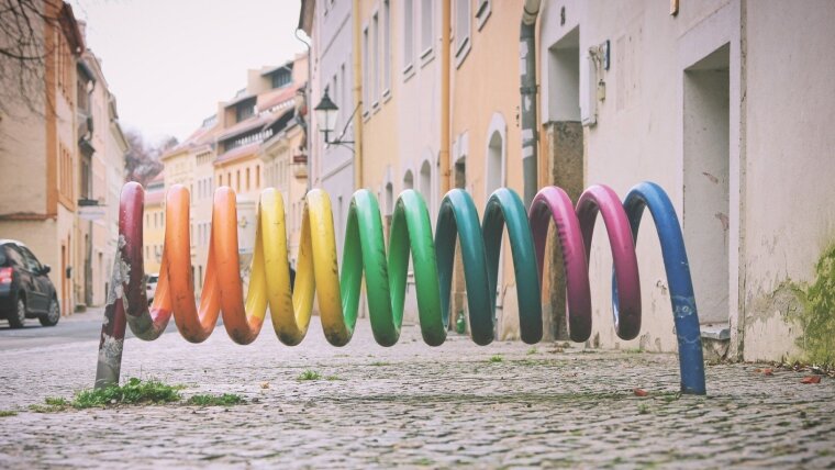 Fahrradständer in den Farben des Regenbogens