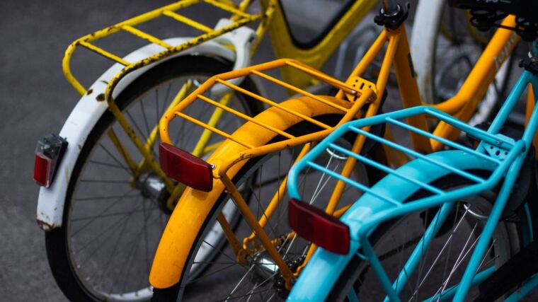 Drei parkende Fahrräder.