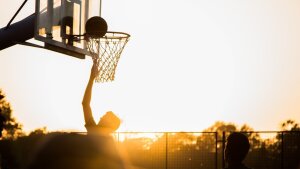 Beim Basketball geht der Ball ins Netz