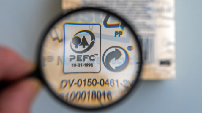Das PEFC-Label durch eine Lupe