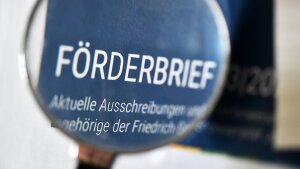 Förderbrief durch Lupe