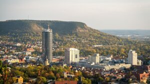 Aussicht auf Jena mit  Sicht auf JenTower und Kernberge