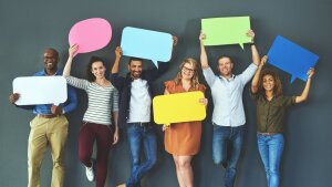 Menschen im Sprechblasenplakaten in der Hand