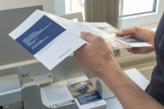 Flyer falzen mit der Falzmaschine