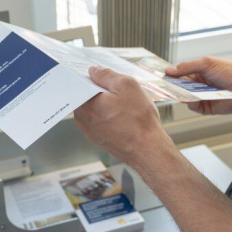 Flyer falzen in der Falzmaschine
