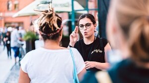 Zwei junge Frauen unterhalten sich in Gebärdensprache