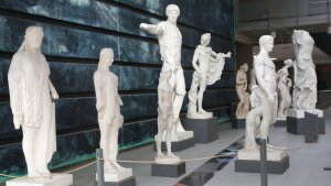 Gipsabgüsse antiker Skulpturen auf dem Campusgelände Ernst-Abbe-Platz