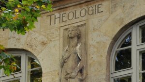 Image: Stone carving for the Faculty of Theology on the window ledge, UHG