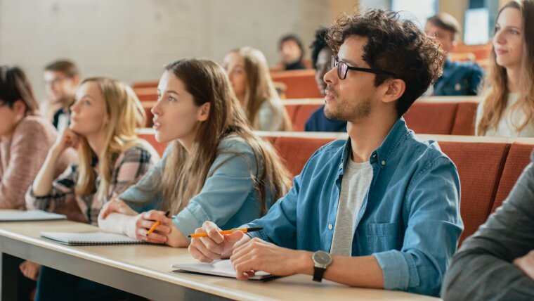 Titelbild des Dies Legendi: Aufmerksame Studierende im Hörsaal