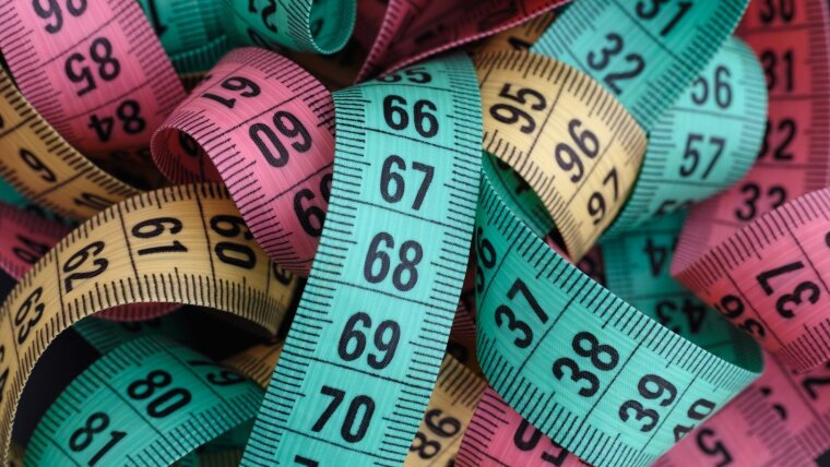 Dies Legendi 2019 cover photo: Measuring tapes symbolizing tailor-made teaching