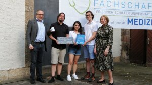 Dr. Brunhilde Seidel-Kwem, Stefanie Völkel-Beltran, Sam Quaas und Prof. Dr. Thomas Kamradt zeichnen Gregor Hayn-Leichsenring mit dem Janus-Cornarius-Lehrpreis 2022 aus