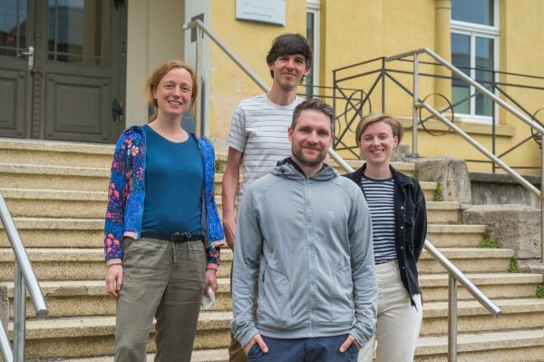 Projektleiterin Prof. Dr. Ilona Croy und Dr. Marcel Franz (hinten) mit Team Fabian Rottstädt und Carina Heller