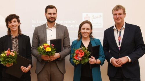die Lehrpreisträger (v.l.n.r): Dr. Silke Braselmann, Dr. Marco Dederichs, Dr. Stephanie Viebranz und Thüringer Staatssekretär Carsten Feller