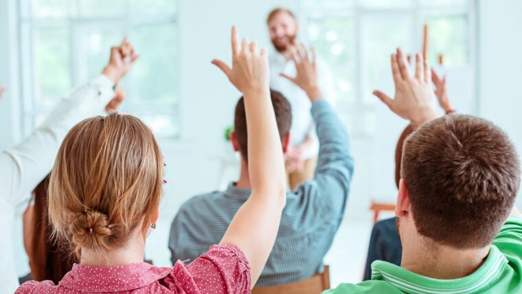 Studierende, die sich in einer Lehrveranstaltung begeistert melden