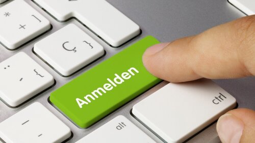 Finger pointing at a key named "Anmeldung"