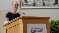 Vizepräsidentin Kim Siebenhüner ehrt die Promovierten