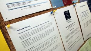 Ausschreibungen an einem schwarzen Brett
