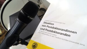 Postdoc-Bericht und Mikrofon