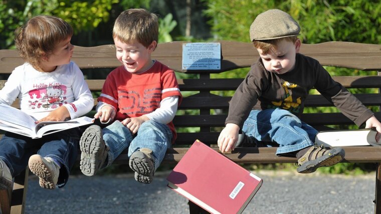 Kinder mit Büchern