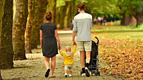 Familie mit kleinem Kind