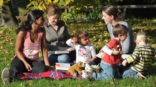 Mütter mit Kindern im Botanischen Garten