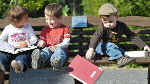 Kinder von Promovierenden mit Büchern