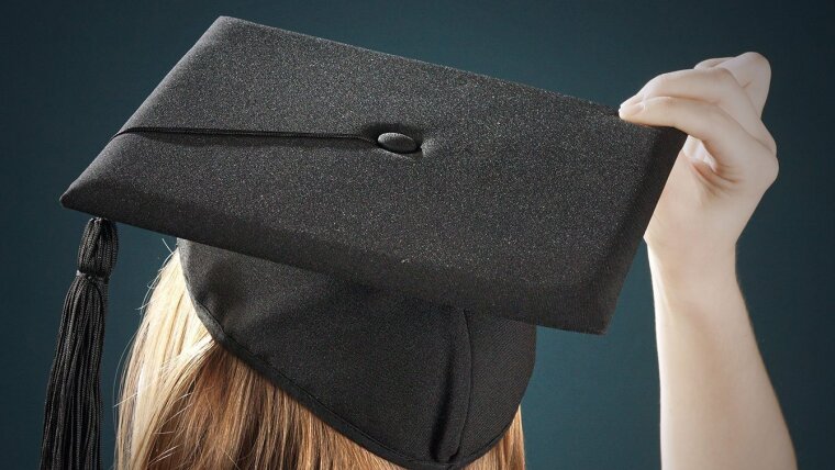 Head with doctoral hat