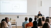 Begrüßung der Honours-Studierenden durch die Koordinatorin des Programms, Dr. Dörte Meeßen
