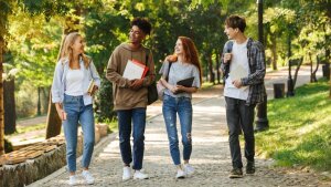 Gruppe fröhlicher Studierender