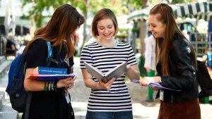 Studierende in der Jenaer Innenstadt