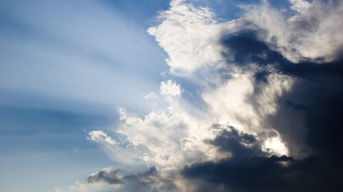 Dunkle Wolken am blauen Himmel